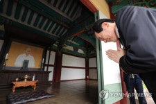 한용운 선생 생가 방문한 정세균 총리