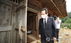 한용운 선생 생가 둘러보는 정세균 총리