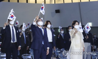 태극기 흔드는 문재인 대통령