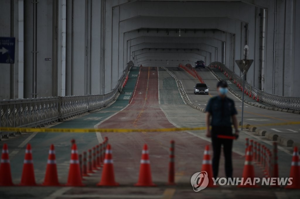 서울 잠수교 수위 상승으로 교통 통제 계속 중