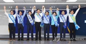 손 맞잡고 인사하는 민주당 최고위원 후보들