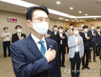 국기에 경례하는 이강섭 법제처장