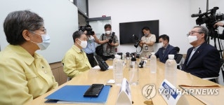 교회 총연합회와 긴급 방역협조 간담회 하는 박능후-정은경