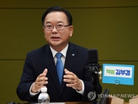토론하는 민주당 김부겸 당대표 후보