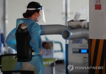 더위와 사투 벌이는 선별진료소 의료진