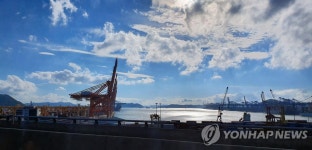 부산신항 터미널 전산 한때 마비…컨테이너 하역 차질