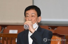 물 마시는 진영 장관