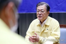 문 대통령, '코로나19 서울시 방역 강화 긴급점검'
