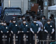 사랑제일교회 입구로 향하는 경찰