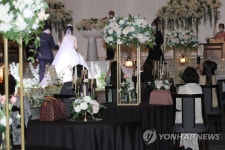 의자 텅텅 빈 웨딩홀엔 49명만…뷔페 대신 도시락 식사