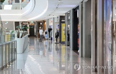 한산한 모습 보이는 대형 쇼핑몰