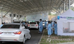 북적이는 드라이브 스루 진료소