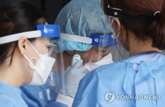 체온계 확인하는 안심진료소 의료진