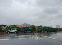 목포항 항구포차 지켜라…청소차 13대 동원 태풍 방어 작전