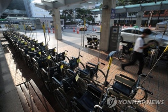 환자 기다리는 휠체어