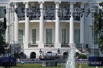 [미 공화 전대] 오프라인 미련 못버린 트럼프, 백악관 수락연설에 1천명 부른다