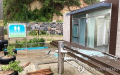 태풍으로 깨진 태안 만리포 공중화장실 유리창