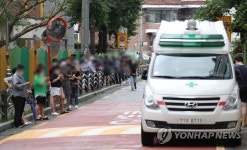 구로구보건소 선별진료소에 몰린 시민들