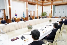 코로나19 방역 협조 당부하는 문 대통령