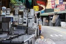쌓여있는 중고 주방기기
