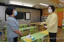 초등 돌봄 운영 현장 점검하는 유은혜 부총리