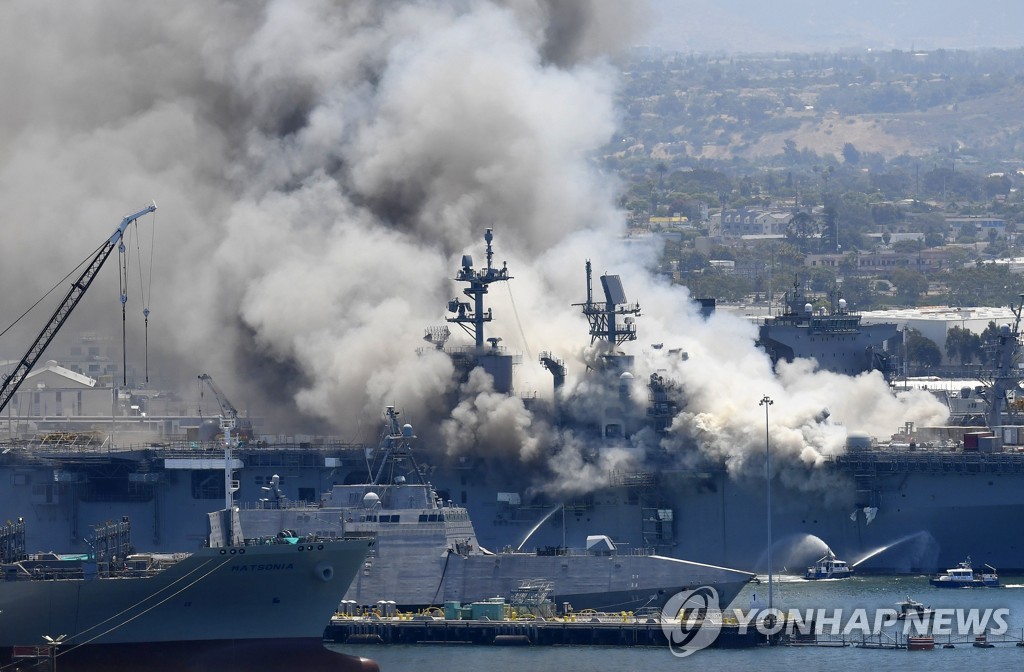 해군 상륙함 향로봉함 진해 군항서 화재 발생, 승조원 3명 부상