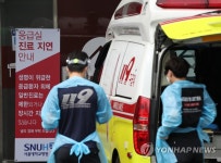 응급실 앞 구급대원