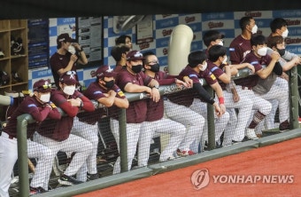 마스크 쓰고 경기 지켜보는 키움선수단