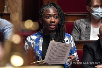 프랑스 극우성향 주간지, 흑인 여성의원 노예로 묘사해 논란