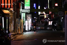 조용한 골목엔 배달오토바이 소리만