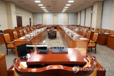 비말차단 칸막이 설치된 상임위 회의실