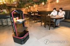 KT, 매드포갈릭에서 AI 서빙로봇 선보인다