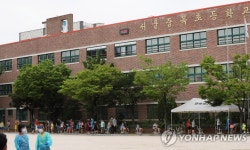 코로나19 검사 대기하는 중목초 학생들