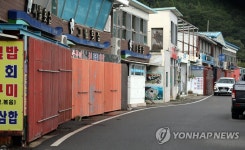 철판으로 문 막고…태풍에 조마조마한 여수 만성리해수욕장
