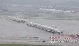 태풍 북상에 인천공항으로 대피한 에어부산 항공기