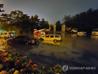 옴짝달싹 못 하는 차들