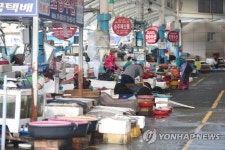 태풍에 긴장한 여수 교동시장 상인들 안도