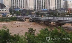 평창 송정교, 불어난 강물로 일부 유실