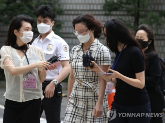 법정 향하는 정경심 교수, 조국 전 장관은 증인 출석