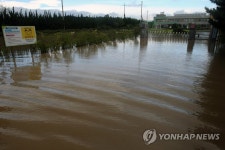 물에 잠긴 강릉지역 초등학교
