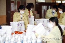 자가격리 위생키트 만드는 공무원들
