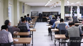 거리 두기하는 건설현장 구내식당