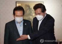 정세균 총리에게 자리 권하는 이낙연 대표