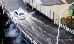 [속보] 창원 남산동 창원터널 출입구 고가도로 아래 침수…차량 통제