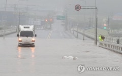 침수된 도로 위 달리는 트럭