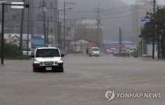 폭우로 물에 잠긴 도로