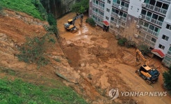 거제 아파트 앞산이 와르르…주민 코앞 산사태에 아찔