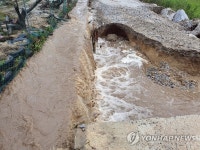 폭우에 유실된 마을도로