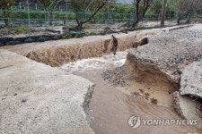 폭우에 유실된 마을도로