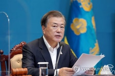 안경 벗은 문 대통령